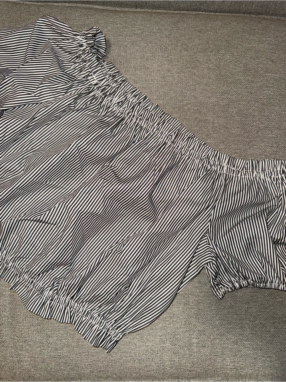 Off-Shoulder Crop Top - Picture 2 of 3